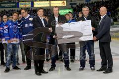 Playoff 3. Viertelfinalspiel- ERC Ingolstadt - Iserlohn Roosters - Ehrung der Jugend zur Meisterschaft und übergabe Check Robert Müller Fairplaypreis - vo li/re  - Claus Gröbner Geschäftsführer ERC Ingolstadt - Werber Froschmayr  - Oliver Dehn - Jiri Ehre