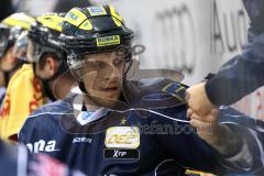 DEL - ERC Ingolstadt - Augsburg Panther - Verletzung am Finger Petr Taticek (17) wird von Stephan Retzer behandelt