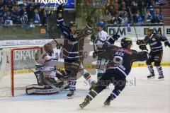 DEL - ERC Ingolstadt - Augsburg Panther - Tor zum 2:3 Anschluß für Ingolstadt durch Ryan MacMurchy (27), rechts Petr Taticek (17) sieht zum Tor Jubelt