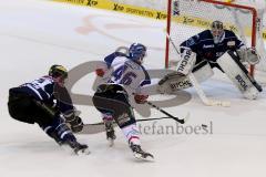 DEL - ERC Ingolstadt - Adler Mannheim - Timo Pielmeier (#51 ERC Ingolstadt) - Dustin Friesen (#14 ERC Ingolstadt) - Jon Rheault #46 Mannheim - weiss Mannheim - Foto: Jürgen Meyer