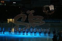 DEL - ERC Ingolstadt - Augsburg Panther - Teamaufstellung vor den Fans zum ersten Heimspiel, Fan Choreogarphie Pokal Meister Jubel Fahnen