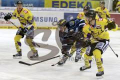 ERC Ingolstadt - Krefeld Pinguine - Brandon Buck (#9 ERC Ingolstadt) - Josh Meyers #27 gelb Krefeld - Foto: Jürgen Meyer