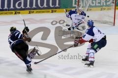 DEL - ERC Ingolstadt - Adler Mannheim - Benedikt Schopper (#11 ERC Ingolstadt) - Dennis Endras Torwart Mannheim - Foto: Jürgen Meyer