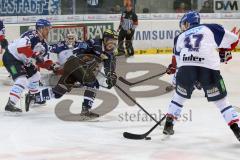 DEL - ERC Ingolstadt - Adler Mannheim - Patrick Hager (#52 ERC Ingolstadt) - Markus Kink #17 weiss Mannheim - Foto: Jürgen Meyer