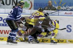 ERC Ingolstadt - Krefeld Pinguine - Jared Ross (#42 ERC Ingolstadt) - Jeffrey Szwez (#10 ERC Ingolstadt) - Foto: Jürgen Meyer