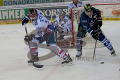 Playoff 3. Viertelfinalspiel- ERC Ingolstadt - Iserlohn Roosters - Derek Hahn (#43 ERC Ingolstadt) - Boris Blank #42 weiss Iserlohn - Foto: Marek Kowalski