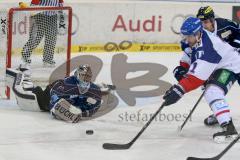 DEL - ERC Ingolstadt - Adler Mannheim - Timo Pielmeier (#51 ERC Ingolstadt) - Andrew Joudrey#11 weiss Mannheim - Foto: Jürgen Meyer