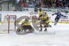 ERC Ingolstadt - Krefeld Pinguine - Brandon Buck (#9 ERC Ingolstadt) mit dem 1:0 Führungstreffer - Thomas Duba Torwart Krefeld - Foto: Jürgen Meyer