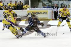 ERC Ingolstadt - Krefeld Pinguine - Jared Ross (#42 ERC Ingolstadt) - Kyle Sonnenburg Krefled #34 - Foto: Jürgen Meyer