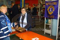 DEL - ERC Ingolstadt - Straubing Tigers - Verkauf der Lose bei der Tombola des LionsClub Ingolstadt - Foto: Adalbert Michalik