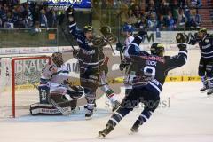 DEL - ERC Ingolstadt - Augsburg Panther - Tor zum 2:3 Anschluß für Ingolstadt durch Ryan MacMurchy (27), rechts Petr Taticek (17) sieht zum Tor Jubelt