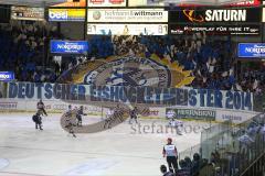 DEL - ERC Ingolstadt - Augsburg Panther - Teamaufstellung vor den Fans zum ersten Heimspiel, Fan Choreogarphie Pokal Meister Jubel Fahnen