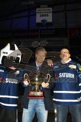 DEL - ERC Ingolstadt - Straubing Tigers - Joey Vollmer, Hannes und Xaver vor dem neuen Deutscher Pokalsieger-Banner - Foto: Adalbert Michalik