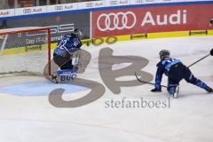 Im Bild: Jochen Reimer (#32 Torwart ERC) kann den Puck nur abprallen lassen

Eishockey - Herren - DEL - Saison 2019/2020, Spiel 2 - 17.09.2019 -  ERC Ingolstadt - Nürnberg Ice Tigers - Foto: Ralf Lüger