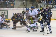 DEL - ERC Ingolstadt - Augsburg Panther - rechts Jeffrey Szwez (10) am Puck, links wartet Jared Ross (42) vor dem Tor