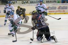 DEL - ERC Ingolstadt - Augsburg Panther - rechst Brandon Buck (9) kämpft auf den Knien um den Puck