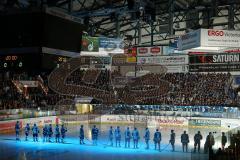 DEL - ERC Ingolstadt - Augsburg Panther - Teamaufstellung vor den Fans zum ersten Heimspiel, Fan Choreogarphie Pokal Meister Jubel Fahnen