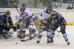 DEL - ERC Ingolstadt - Augsburg Panther - rechts Jeffrey Szwez (10) am Puck, links wartet Jared Ross (42) vor dem Tor