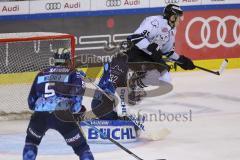 Im Bild: Fabio Wagner (#5 ERC) und Jochen Reimer (#32 Torwart ERC)

Eishockey - Herren - DEL - Saison 2019/2020, Spiel 2 - 17.09.2019 -  ERC Ingolstadt - Nürnberg Ice Tigers - Foto: Ralf Lüger