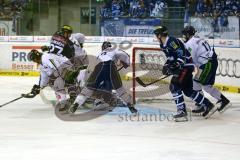 DEL - ERC Ingolstadt - Straubing Tigers - Ryan MacMurchy und Petr Taticek im Zweikampf vor dem Tor - Foto: Adalbert Michalik