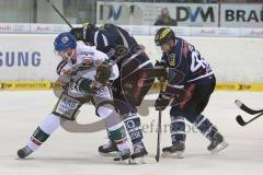 DEL - ERC Ingolstadt - Augsburg Panther - Jeffrey Szwez (10) und Jared Ross (42) kämpfen um den Puck