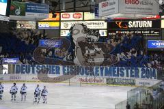 DEL - ERC Ingolstadt - Augsburg Panther - Teamaufstellung vor den Fans zum ersten Heimspiel, Fan Choreogarphie Pokal Meister Jubel Fahnen