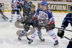 DEL - ERC Ingolstadt - Adler Mannheim - Björn Barta (#33 ERC Ingolstadt) - Andrew Joudrey #11 weiss Mannheim -  Foto: Jürgen Meyer