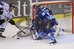 Im Bild: Jochen Reimer (#32 Torwart ERC) und Fabio Wagner (#5 ERC)

Eishockey - Herren - DEL - Saison 2019/2020, Spiel 2 - 17.09.2019 -  ERC Ingolstadt - Nürnberg Ice Tigers - Foto: Ralf Lüger