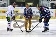 DEL - ERC Ingolstadt - Straubing Tigers - Eröffnungsbully von Leopold Stiefel an seinem 70. Geburtstag - Foto: Adalbert Michalik