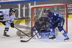 Im Bild: Jochen Reimer (#32 Torwart ERC) und Fabio Wagner (#5 ERC)

Eishockey - Herren - DEL - Saison 2019/2020, Spiel 2 - 17.09.2019 -  ERC Ingolstadt - Nürnberg Ice Tigers - Foto: Ralf Lüger