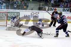 DEL - ERC Ingolstadt - Adler Mannheim - Patrick Hager (#52 ERC Ingolstadt) - Dennis Endras Torwart Mannheim - Steve Wagner #14 weiss Mannheim - Foto: Jürgen Meyer