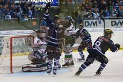 DEL - ERC Ingolstadt - Augsburg Panther - Tor zum 2:3 Anschluß für Ingolstadt durch Ryan MacMurchy (27), rechts Petr Taticek (17) sieht zum Tor Jubelt