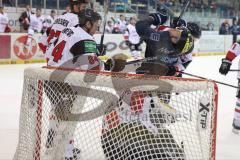 DEL - Eishockey - ERC Ingolstadt - Kölner Haie - Saison 2015/2016 - Benedikt Schopper (#11 ERC Ingolstadt) - Mirco Lüdemann (#12 Köln) - Foto: Jürgen Meyer