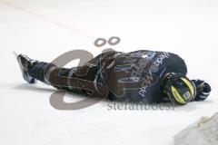 DEL - Eishockey - ERC Ingolstadt - Kölner Haie - Saison 2015/2016 - Benedikt Schopper (#11 ERC Ingolstadt) nach einem Ellenbogencheck am Boden - Foto: Jürgen Meyer