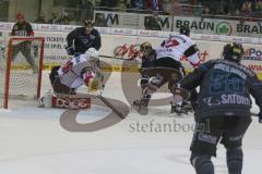 DEL - Eishockey - ERC Ingolstadt - Kölner Haie - Saison 2015/2016 - John Laliberte (#15 ERC Ingolstadt) - Petr Taticek (#17 ERC Ingolstadt) - Gustaf Wesslau (#29 Köln)Torwart Köln - Foto: Jürgen Meyer