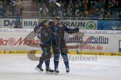 DEL - Eishockey - Saison 2015/2016 - ERC Ingolstadt - Augsburger Panther - Brian Lebler (#7 ERC Ingolstadt) mit dem 1:1 Ausgleichstreffer - Danny Irmen (#19 ERC Ingolstadt) - Foto: Jürgen Meyer