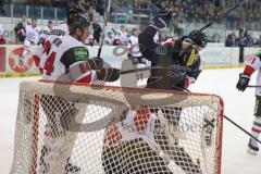 DEL - Eishockey - ERC Ingolstadt - Kölner Haie - Saison 2015/2016 - Benedikt Schopper (#11 ERC Ingolstadt) - Mirco Lüdemann (#12 Köln) - Foto: Jürgen Meyer