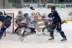 DEL - Eishockey - Saison 2015/2016 - ERC Ingolstadt - Augsburger Panther - Thomas Greilinger (#39 ERC Ingolstadt) verliert den Handschuh - Foto: Jürgen Meyer