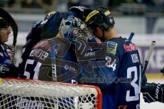 DEL - Eishockey - Saison 2015/2016 - ERC Ingolstadt - Augsburger Panther - Timo Pielmeier (#51 ERC Ingolstadt) - Benedikt Kohl (#34 ERC Ingolstadt) - beim Abklatschen mit dem Torhüter - Foto: Jürgen Meyer