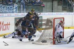 DEL - Eishockey - Saison 2015/2016 - ERC Ingolstadt - Augsburger Panther - Thomas Greilinger (#39 ERC Ingolstadt) schießt den Puck mit dem Fuß - Patrick McNeill (#2 ERC Ingolstadt)  - Meisner Benjamin Torwart Augsburg - Foto: Jürgen Meyer