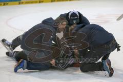 DEL - Eishockey - ERC Ingolstadt - Kölner Haie - Saison 2015/2016 - Benedikt Schopper (#11 ERC Ingolstadt) nach einem Ellenbogencheck am Boden - Foto: Jürgen Meyer