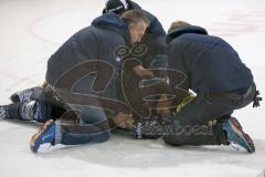 DEL - Eishockey - ERC Ingolstadt - Kölner Haie - Saison 2015/2016 - Benedikt Schopper (#11 ERC Ingolstadt) nach einem Ellenbogencheck am Boden - Foto: Jürgen Meyer