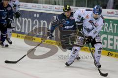 DEL - Eishockey - Saison 2015/2016 - ERC Ingolstadt - Augsburger Panther - Patrick McNeill (#2 ERC Ingolstadt) an der Bande im Zweikampf - Foto: Jürgen Meyer