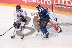 DEL - Eishockey - ERC Ingolstadt - Iserlohn Roosters - Saison 2016/2017 - Petr Pohl (#33 ERCI) - Pickard Chet (#34 Torwart Iderlohn) - Foto: Meyer Jürgen