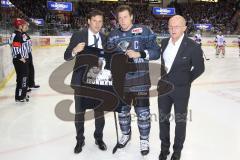 DEL - Eishockey - ERC Ingolstadt - Kölner Haie - Saison 2015/2016 - Patrick Köppchen (#55 ERC Ingolstadt) wird für sein 500 Spiel in Folge geehrt - Claus Gröbner links Geschäftsführer ER Ingolstadt - Jiri Ehrenberger Sportdirektor ERC Ingolstadt rechts -