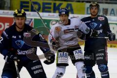 DEL - Eishockey - Saison 2015/2016 - ERC Ingolstadt - Augsburger Panther - Benedikt Kohl (#34 ERC Ingolstadt) im Zweikampf mit Aleksander Polaczek weiss Augsburg - Foto: Jürgen Meyer