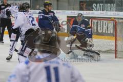 DEL - Eishockey - ERC Ingolstadt - Iserlohn Roosters - Saison 2016/2017 - Timo Pielmeier Torwart (#51 ERCI) bekommt den 1:1 Anschlusstreffer - Benedikt Kohl (#34 ERCI) - Foto: Meyer Jürgen