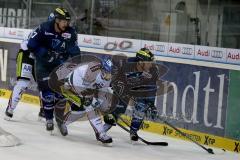 DEL - Eishockey - Saison 2015/2016 - ERC Ingolstadt - Augsburger Panther - Petr Taticek (#17 ERC Ingolstadt) - Benedikt Schopper (#11 ERC Ingolstadt) - Iggulden Michael weiss Augsburg - Foto: Jürgen Meyer