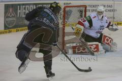 DEL - Eishockey - ERC Ingolstadt - Kölner Haie - Saison 2015/2016 - Thomas Greilinger (#39 ERC Ingolstadt) mit dem 1:0 Führungstreffer - Gustaf Wesslau (#29 Köln) Torwart Köln - Foto: Jürgen Meyer