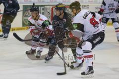 DEL - Eishockey - ERC Ingolstadt - Kölner Haie - Saison 2015/2016 - John Laliberte (#15 ERC Ingolstadt) - Philip Gogulla (#87 Köln) - Foto: Jürgen Meyer
